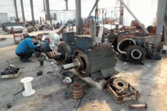 西安西瑪電機驅動軸修理中軸向間隙的測量。